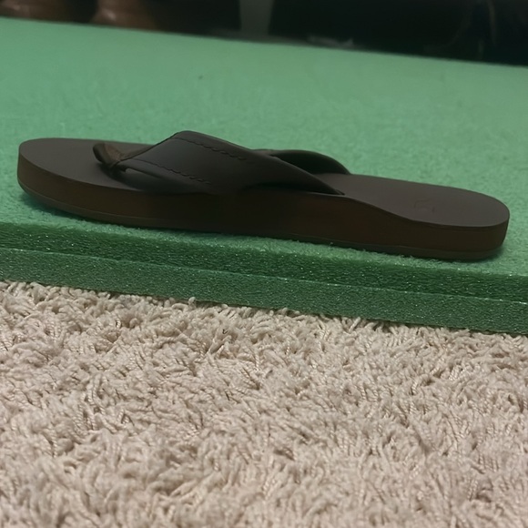 Vineyard Vines Contoured Leather Flip Flops - Picture 4 of 5